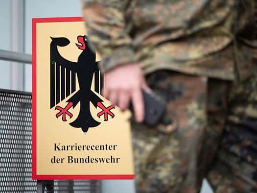 Karrierecenter der Bundeswehr mit Farbbeuteln attackiert