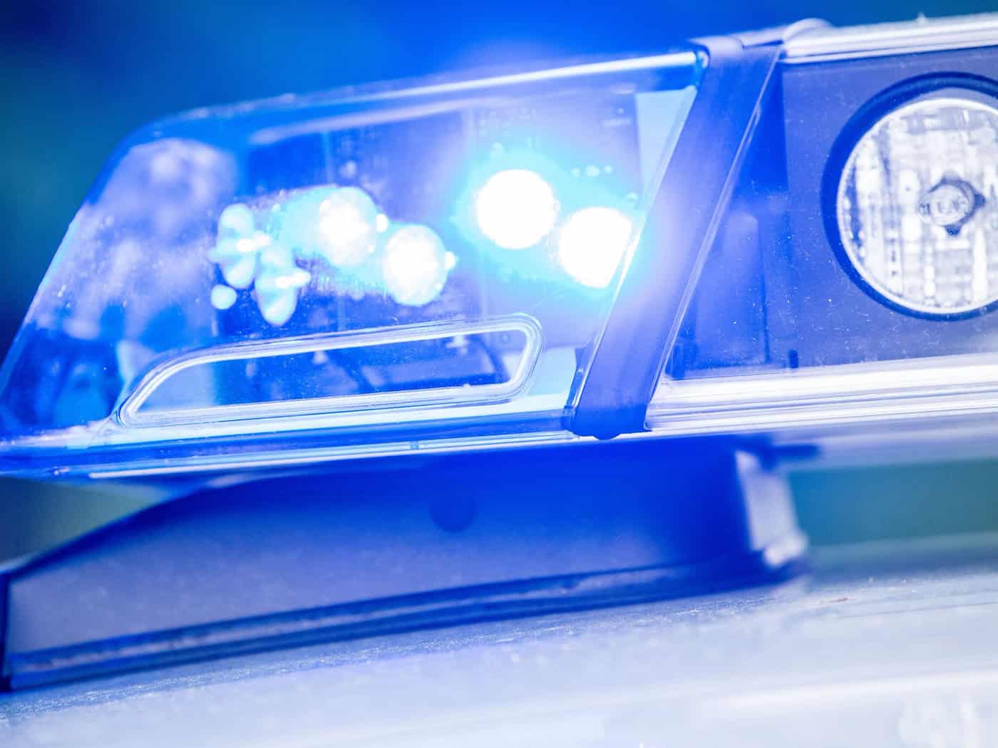 Kleintransporter kippt auf Autobahn um - Fünf Verletzte