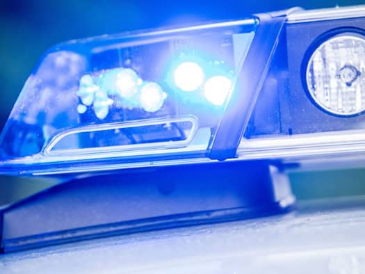 Kleintransporter kippt auf Autobahn um - Fünf Verletzte