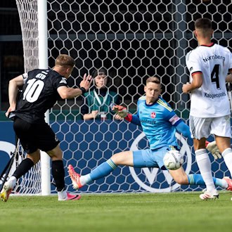 Klose im Glück: 1. FC Nürnberg gewinnt im Elfmeterschießen