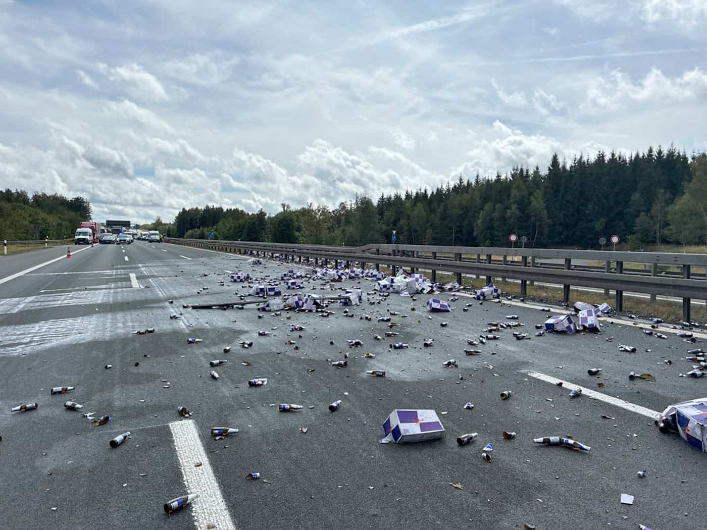 Laster verliert Getränkeflaschen - Autobahn gesperrt