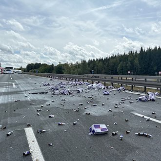 Laster verliert Getränkeflaschen - Autobahn gesperrt