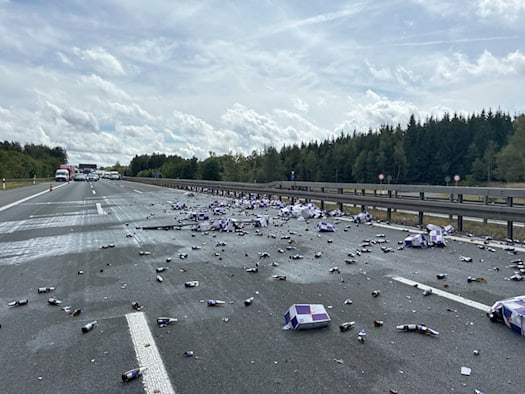 Laster verliert Getränkeflaschen - Autobahn gesperrt