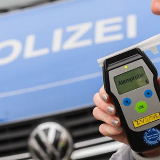 Lastwagen fährt Schlangenlinien auf Autobahn