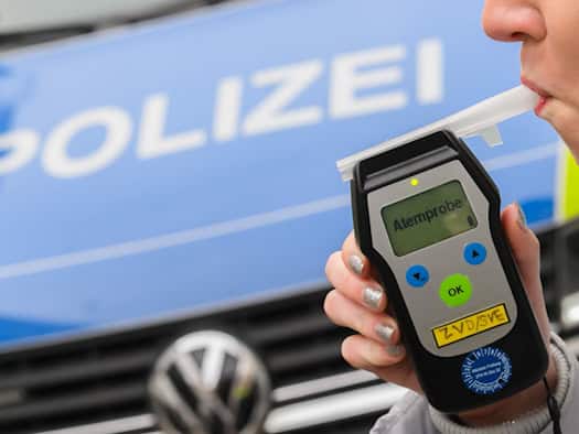 Lastwagen fährt Schlangenlinien auf Autobahn