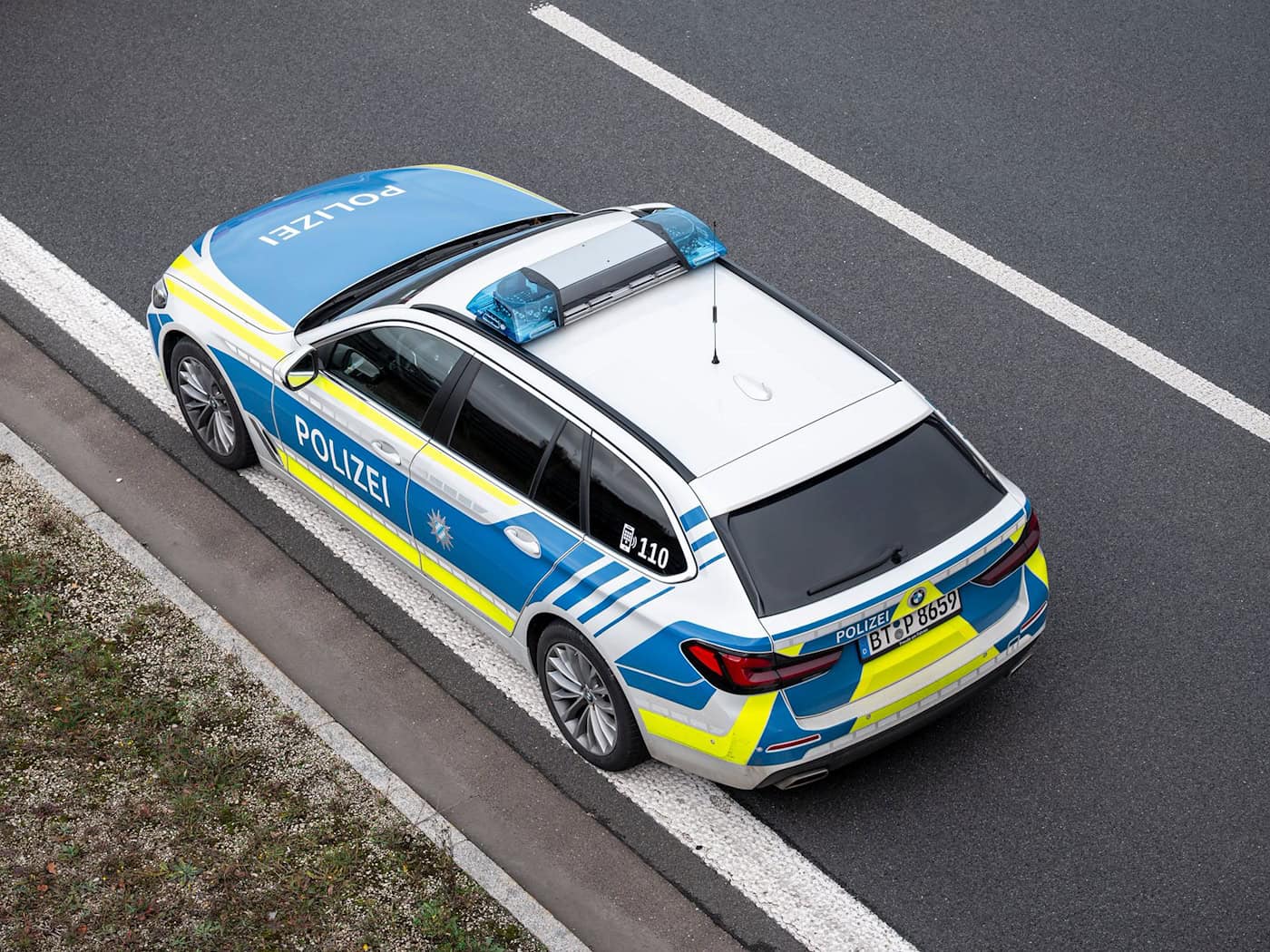Lastwagen kippt bei Bamberg um – 200 Liter Diesel laufen aus