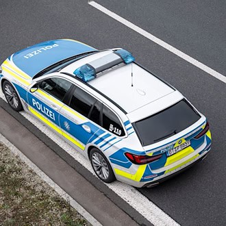 Lastwagen kippt bei Bamberg um – 200 Liter Diesel laufen aus