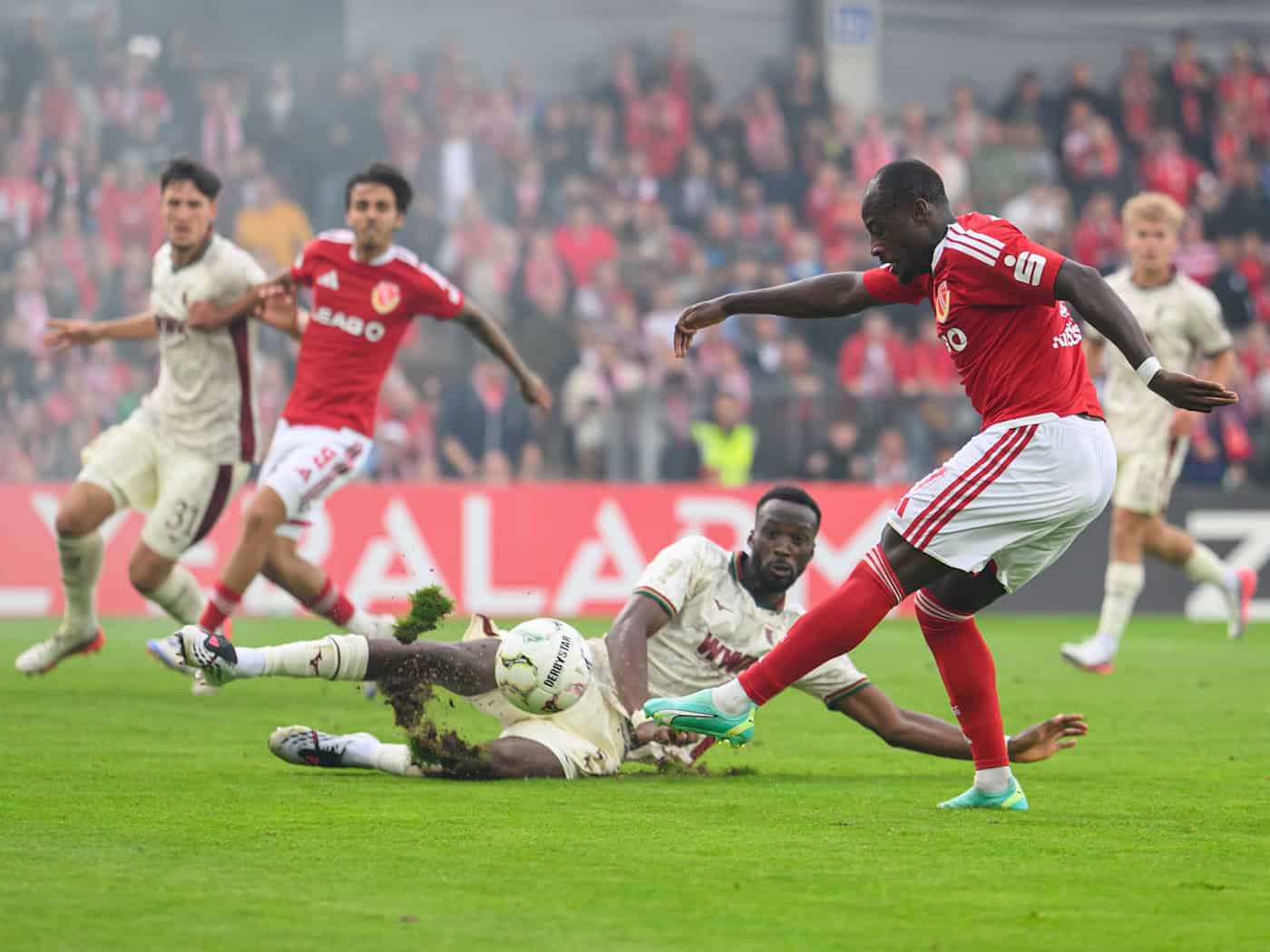 FC Augsburg siegt 2:0 bei Energie Cottbus in der Lausitz - Baum lobt Gegenwehr