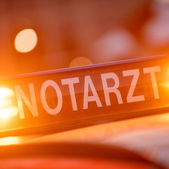 Mann betritt laufende Autowaschanlage und wird eingeklemmt