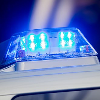 Mann springt von Brücke vor Autos und stirbt