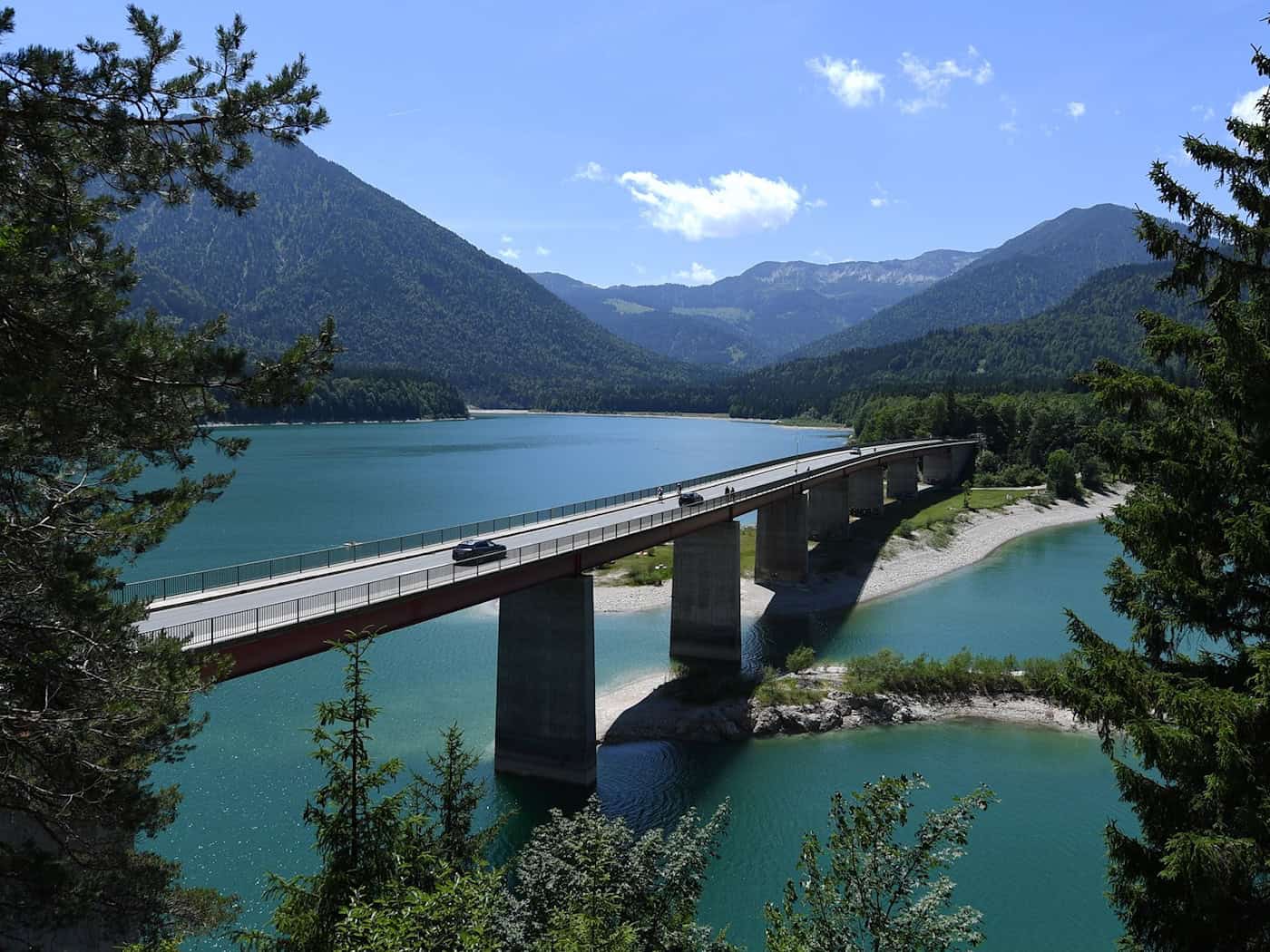 Mann verletzt sich bei Sprung in Sylvensteinsee schwer