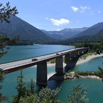 Mann verletzt sich bei Sprung in Sylvensteinsee schwer