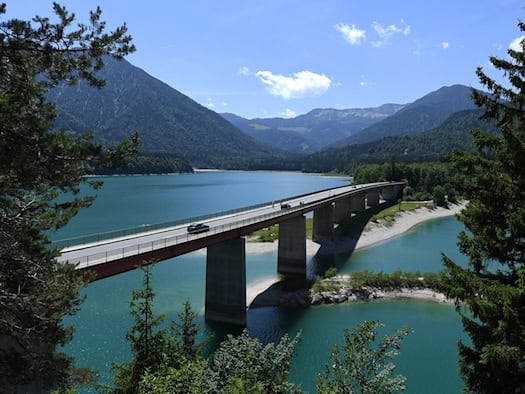 Mann verletzt sich bei Sprung in Sylvensteinsee schwer