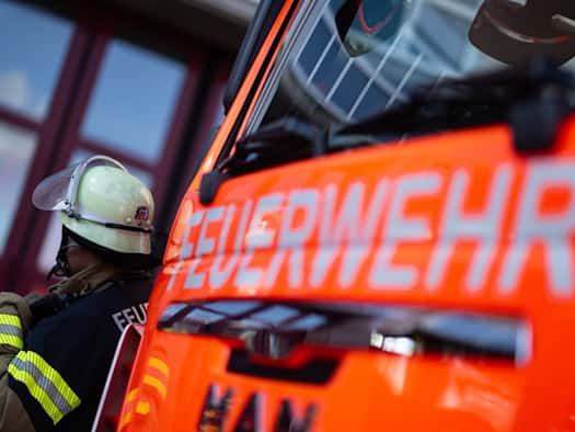 Mehr als 170 Kräfte kämpfen gegen Flammen in Restmülllager
