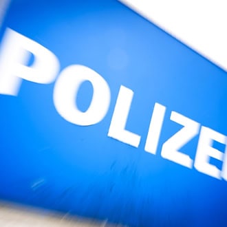 Mehr als 30 Taxis mit oranger Farbe beschmiert