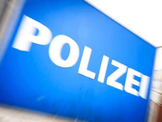 Mehr als 30 Taxis mit oranger Farbe beschmiert