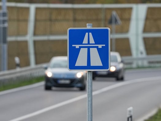 Schwerer Unfall auf A8 bei Günzburg: Autobahn in beiden Richtungen gesperrt