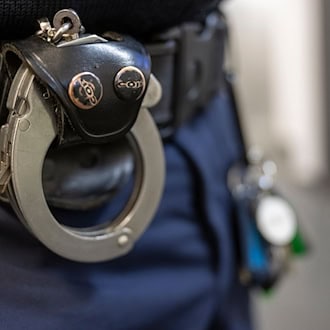 Messerangriff an Wohnungstür – 42-Jähriger schwer verletzt