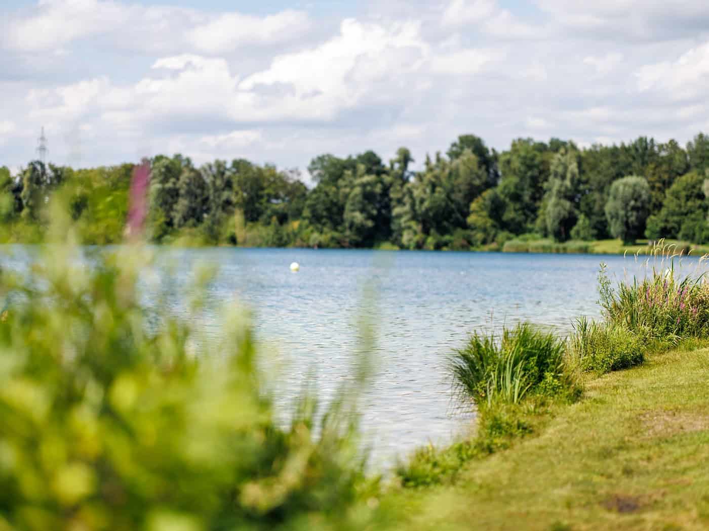 Mit Stein und Hiebwaffe am Badesee – Polizei nimmt Mann fest