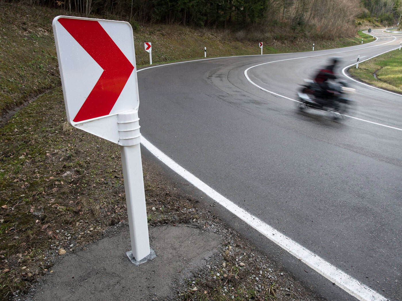Motorradfahrer stürzt bei Stuntversuch