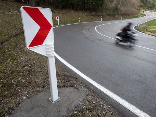 Motorradfahrer stürzt bei Stuntversuch