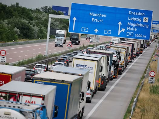 Bayern hebt Sonn- und Feiertagsfahrverbot für Lastwagen wegen Niedrigwassers vorübergehend auf