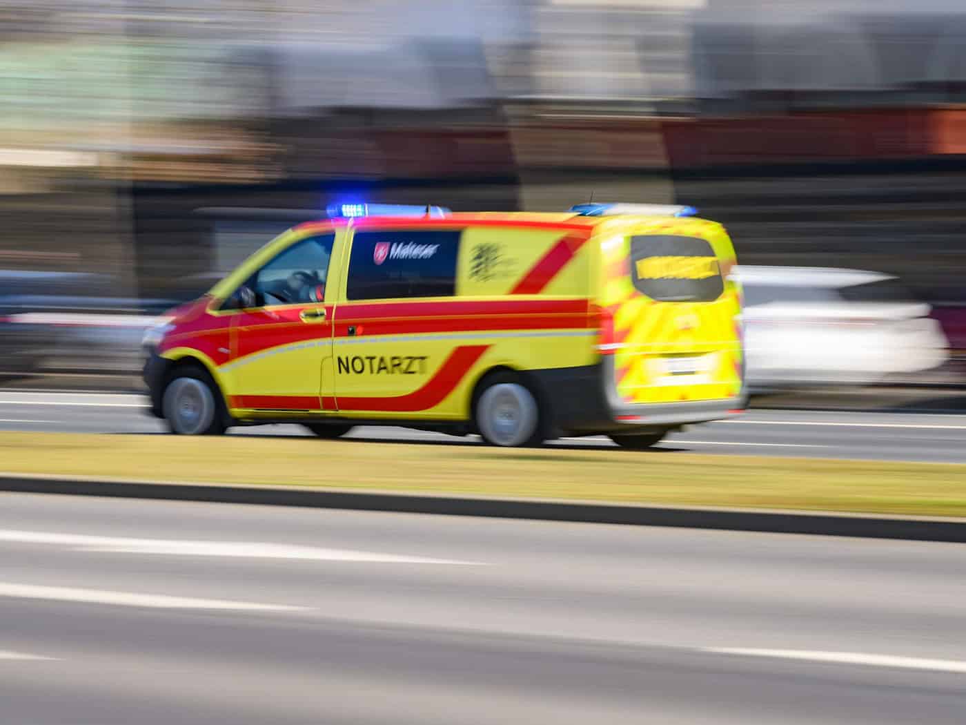 Notlandung missglückt: Kleinflugzeug überschlägt sich