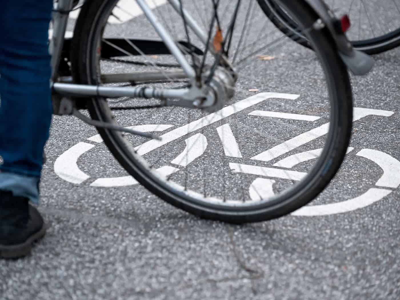 Radfahrer schlägt Autoscheibe nach Beinahe-Unfall ein