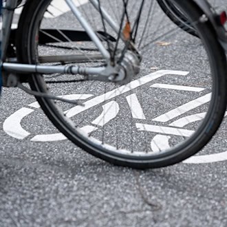 Radfahrer schlägt Autoscheibe nach Beinahe-Unfall ein