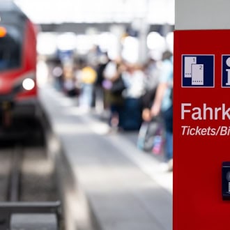 Rauch im Maschinenraum - Zug mit 500 Fahrgästen evakuiert