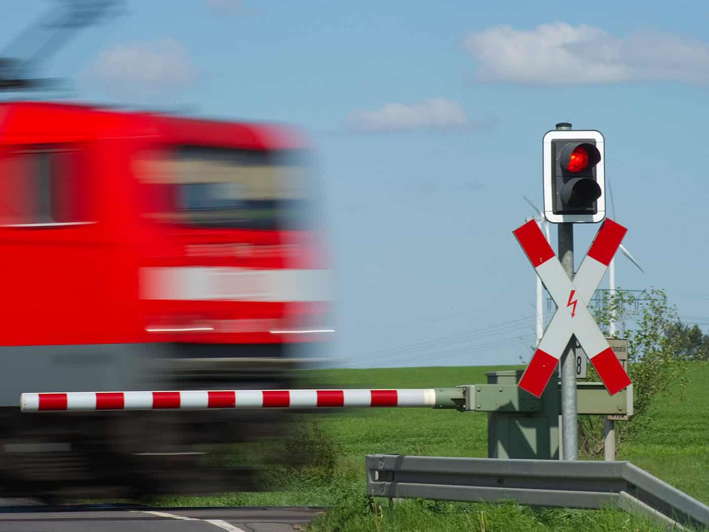 Regionalzug rammt Auto an beschranktem Bahnübergang bei Manching – Fahrer gerettet, Fahrgäste unverletzt