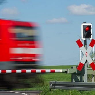 Regionalzug rammt Auto – Fahrer überlebt mit Schutzengel