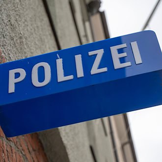 Reifen von Wohnwagen auf A8 gelöst und auf Auto geprallt