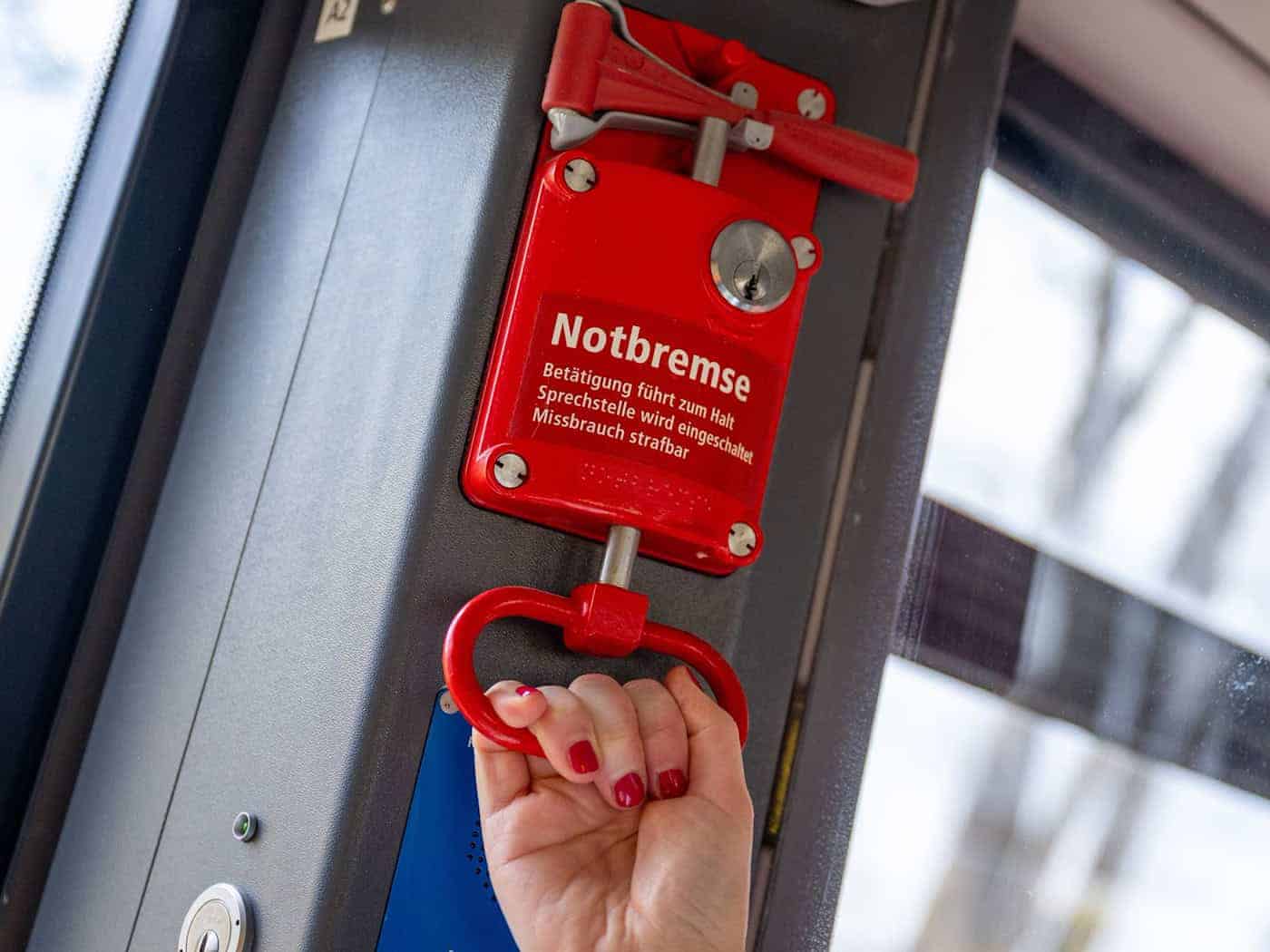 Reisender zieht Notbremse in Regionalexpress bei Hof – 15 Minuten Verspätung