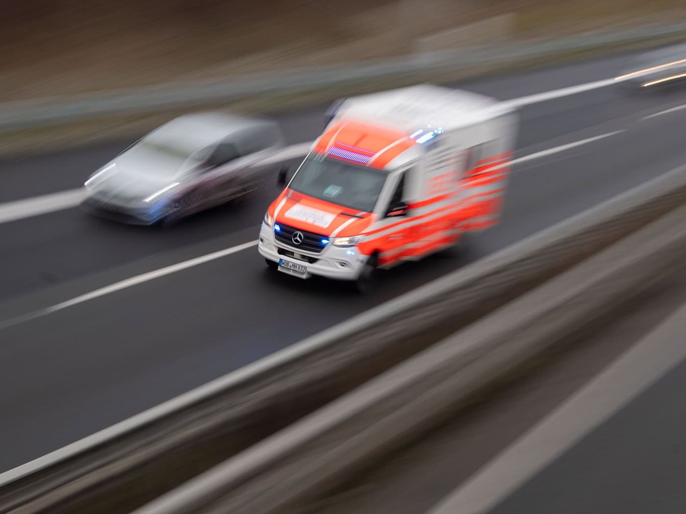 Schwerer Lkw-Unfall auf der A9 - Fahrer in Lebensgefahr