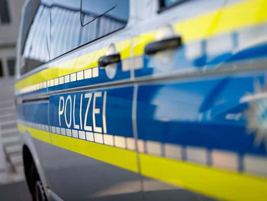 Schwestern streiten auf Fahrt - Beifahrerin springt aus Auto