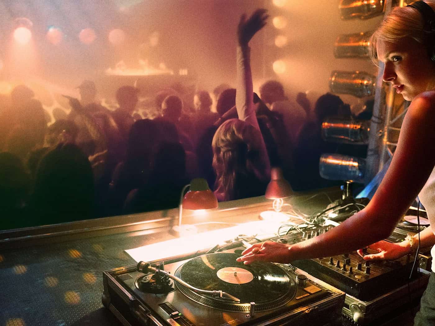Mini-Serie «München Beats» belebt Kunstpark Ost und Techno‑Ära der 90er in München