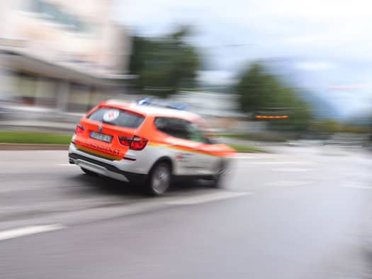 Sieben Menschen bei Verpuffung an Tischfeuer verletzt