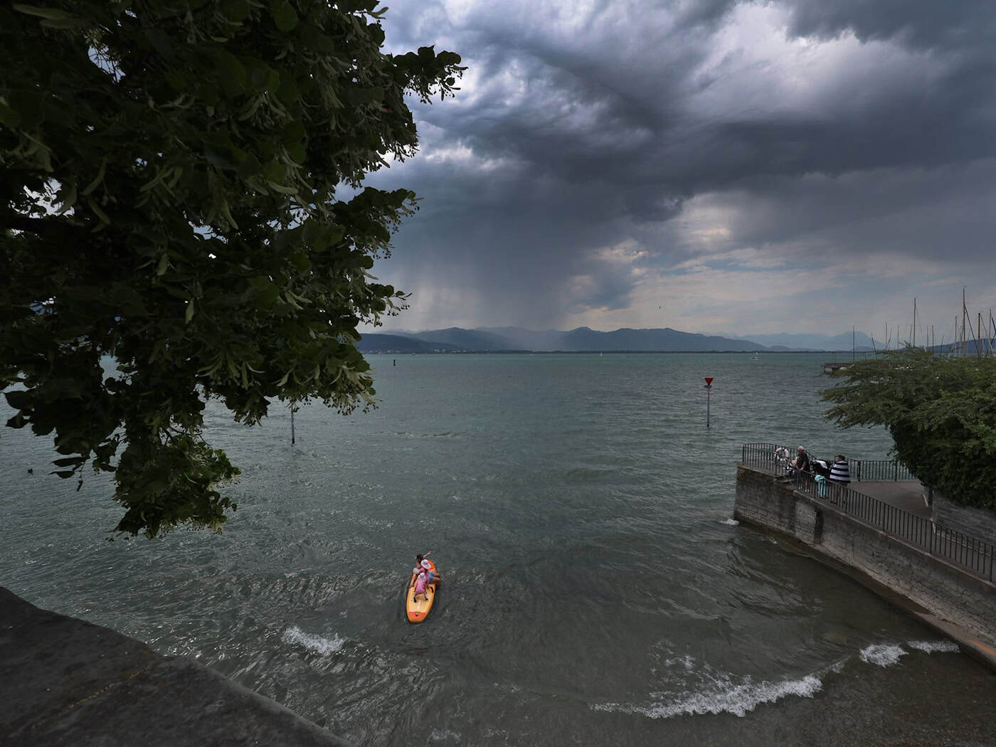 Sieben Menschen von sinkendem Floß auf dem Bodensee gerettet