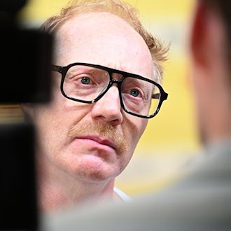 Simon Schwarz in «Steckerlfischfiasko»: Mit beißenden Düften zur verwahrlosten Rolle