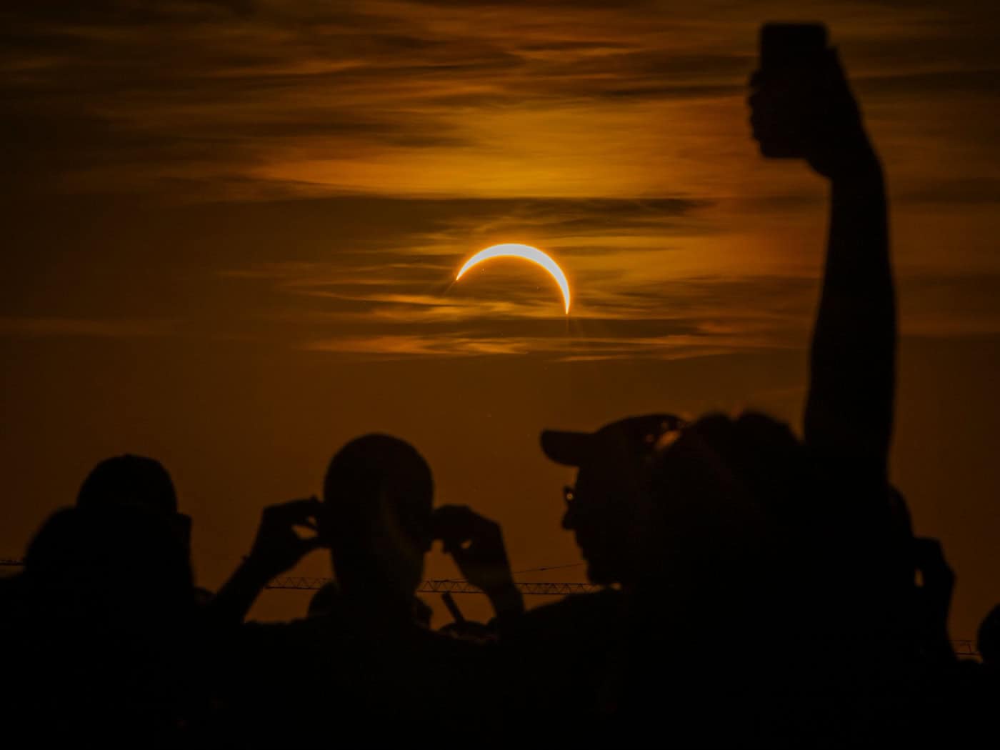 Ansturm in Bayern: Tausende verfolgen partielle Sonnenfinsternis – Mond bedeckt Sonne zu fast 90 Prozent