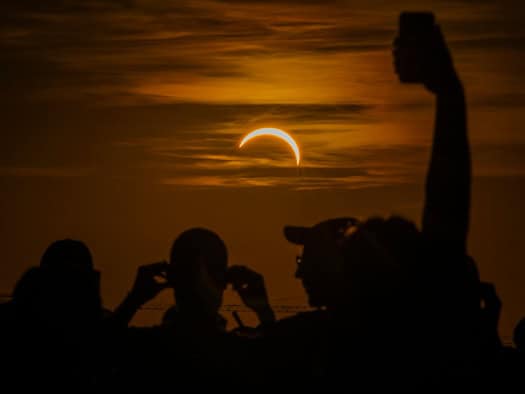 Ansturm in Bayern: Tausende verfolgen partielle Sonnenfinsternis – Mond bedeckt Sonne zu fast 90 Prozent