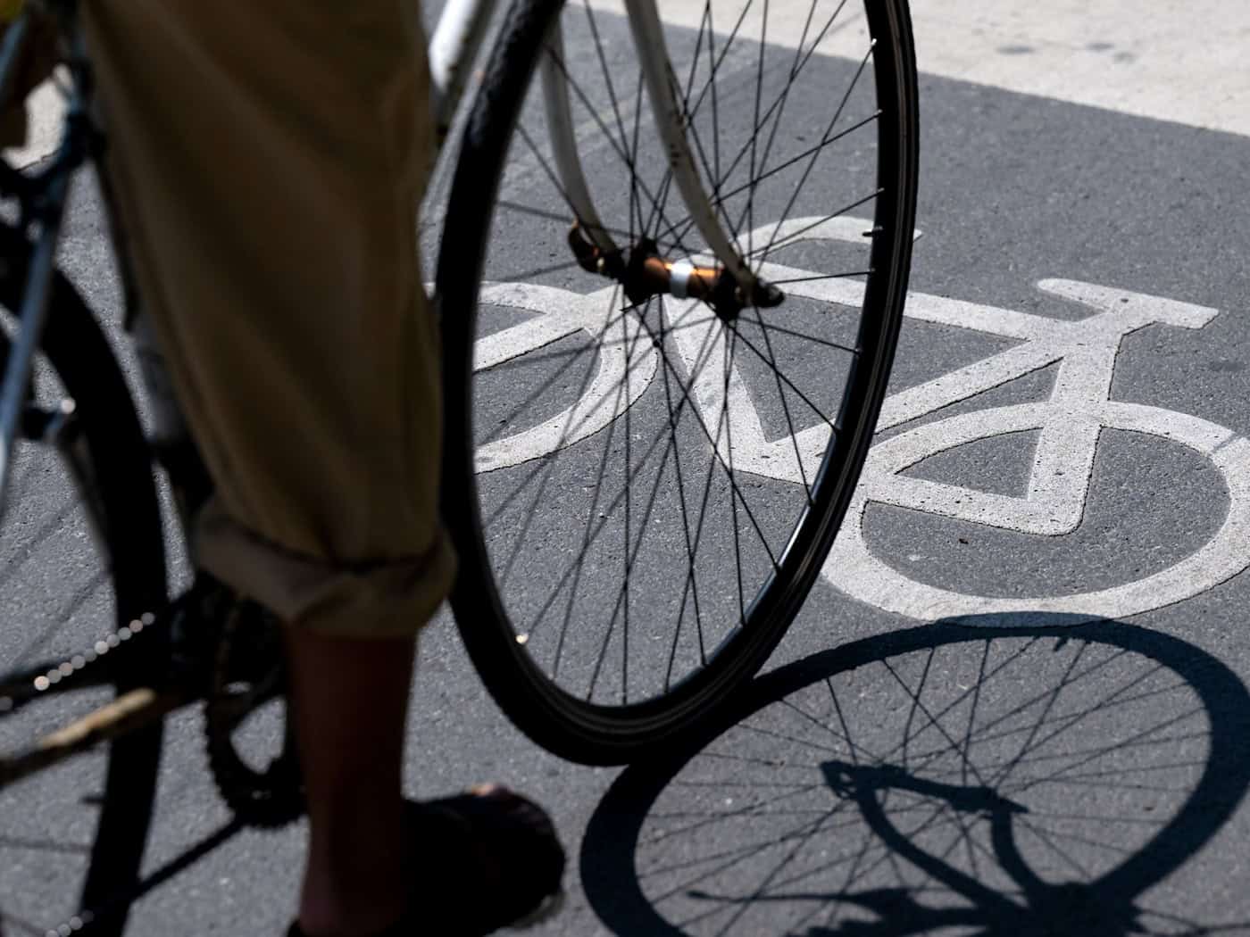 Spuckattacken auf Radweg und Bedrohung mit Messer