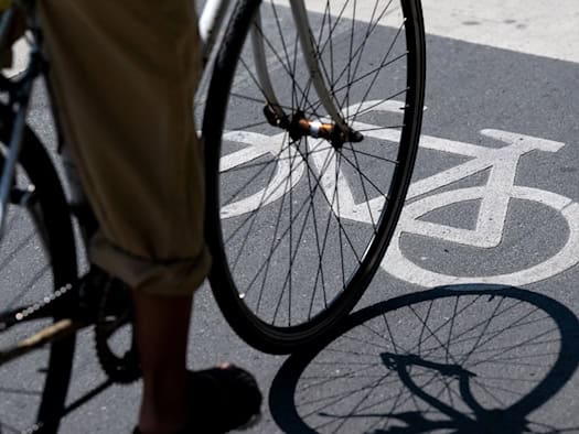 Spuckattacken auf Radweg und Bedrohung mit Messer