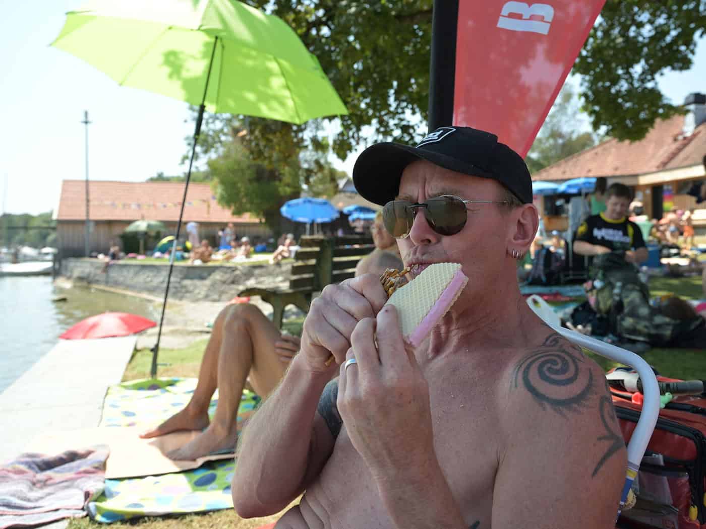 Utting (Ammersee): Betreiber des Strandbads spendiert Schülern mit einer Sechs im Zeugnis Eis
