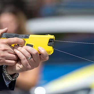 Taser testen auf Streife: Waffe bisher 19-mal eingesetzt