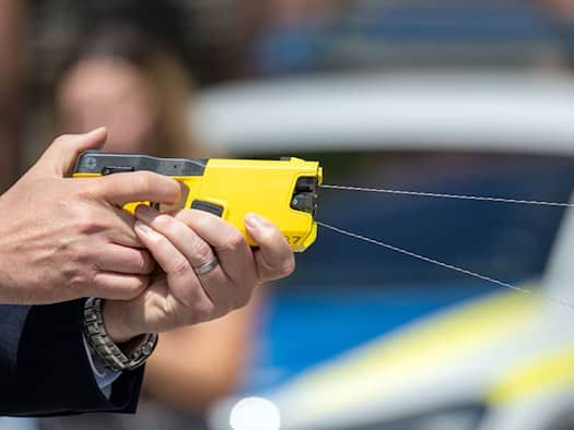 Taser testen auf Streife: Waffe bisher 19-mal eingesetzt