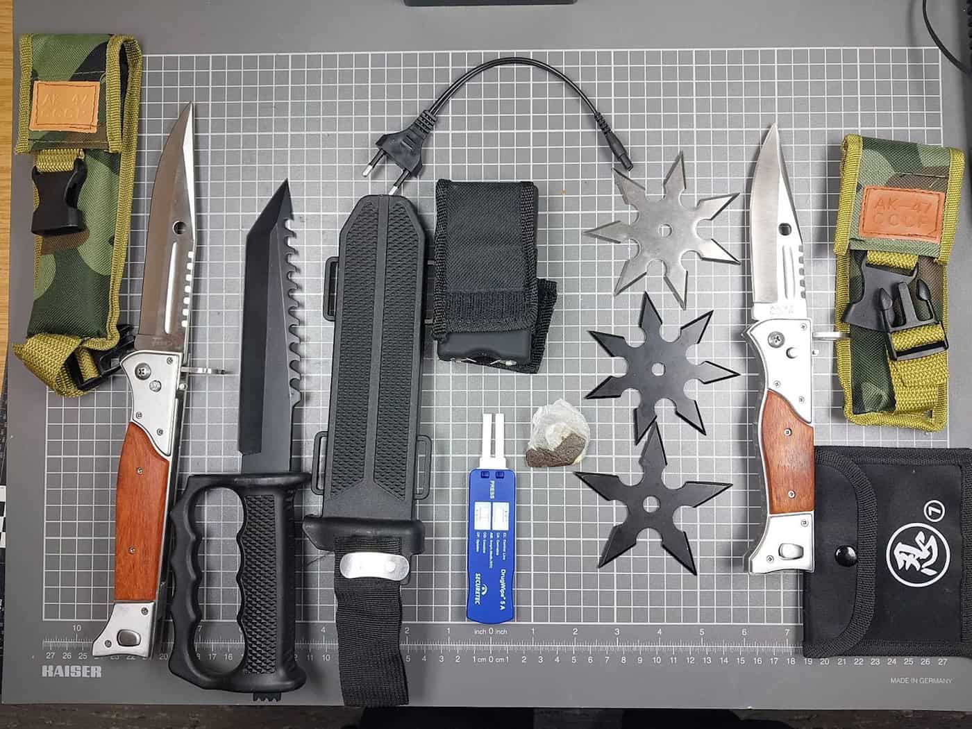 Teenager mit verbotenen Waffen an Grenze gestoppt