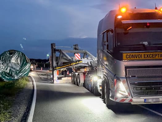 Tonnenschweres Windrad-Bauteil fällt von Schwerlasttransport