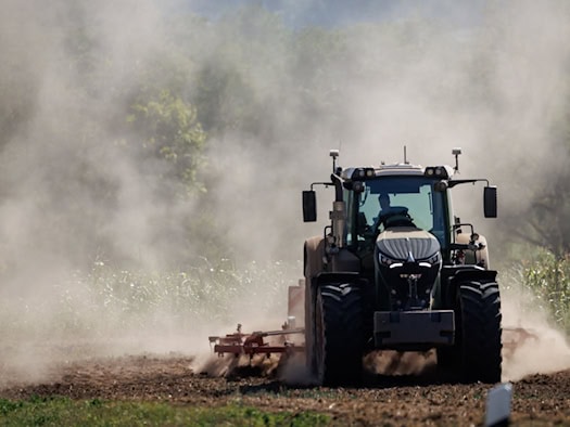 Traktor weicht Auto aus und kippt um